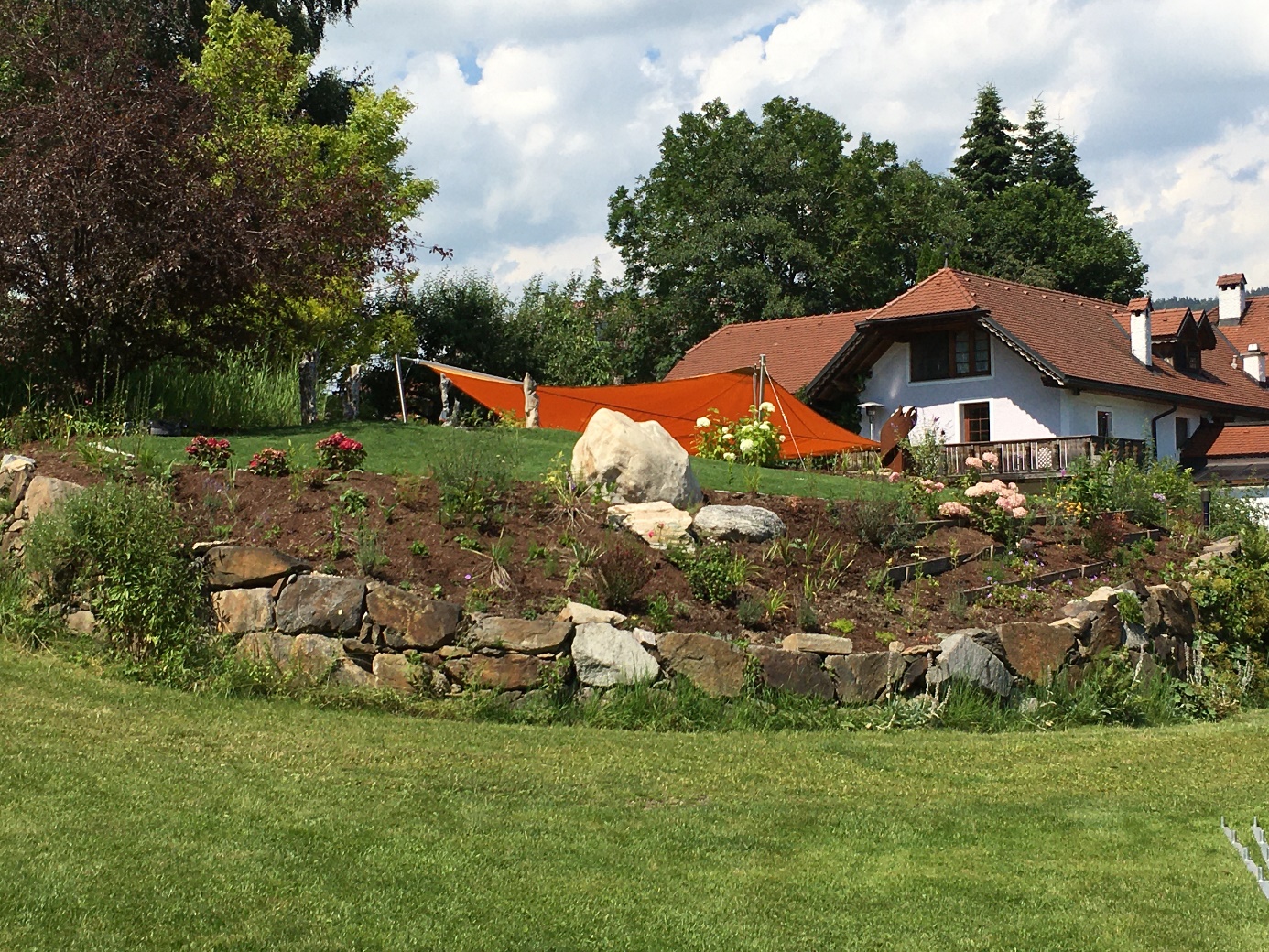 Gartensanierung mit Steinschlichtung