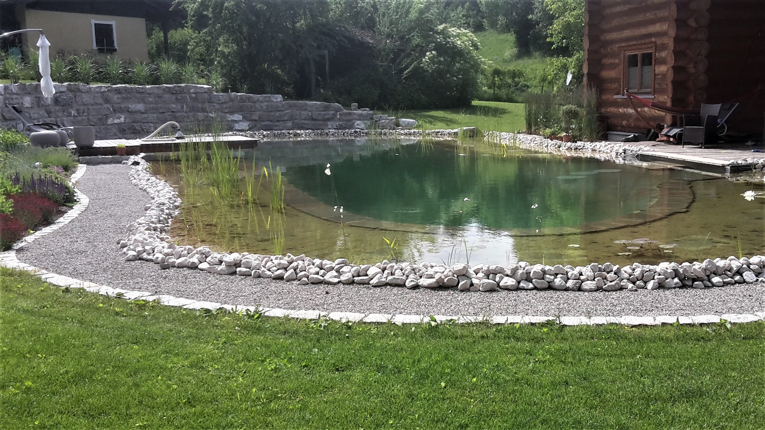 Naturpool zum Schwimmen mit Weg